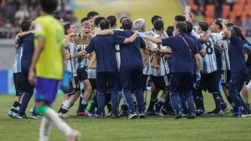 La selección de Argentina celebra luego de vencer a Brasil en el Mundial sub-17.