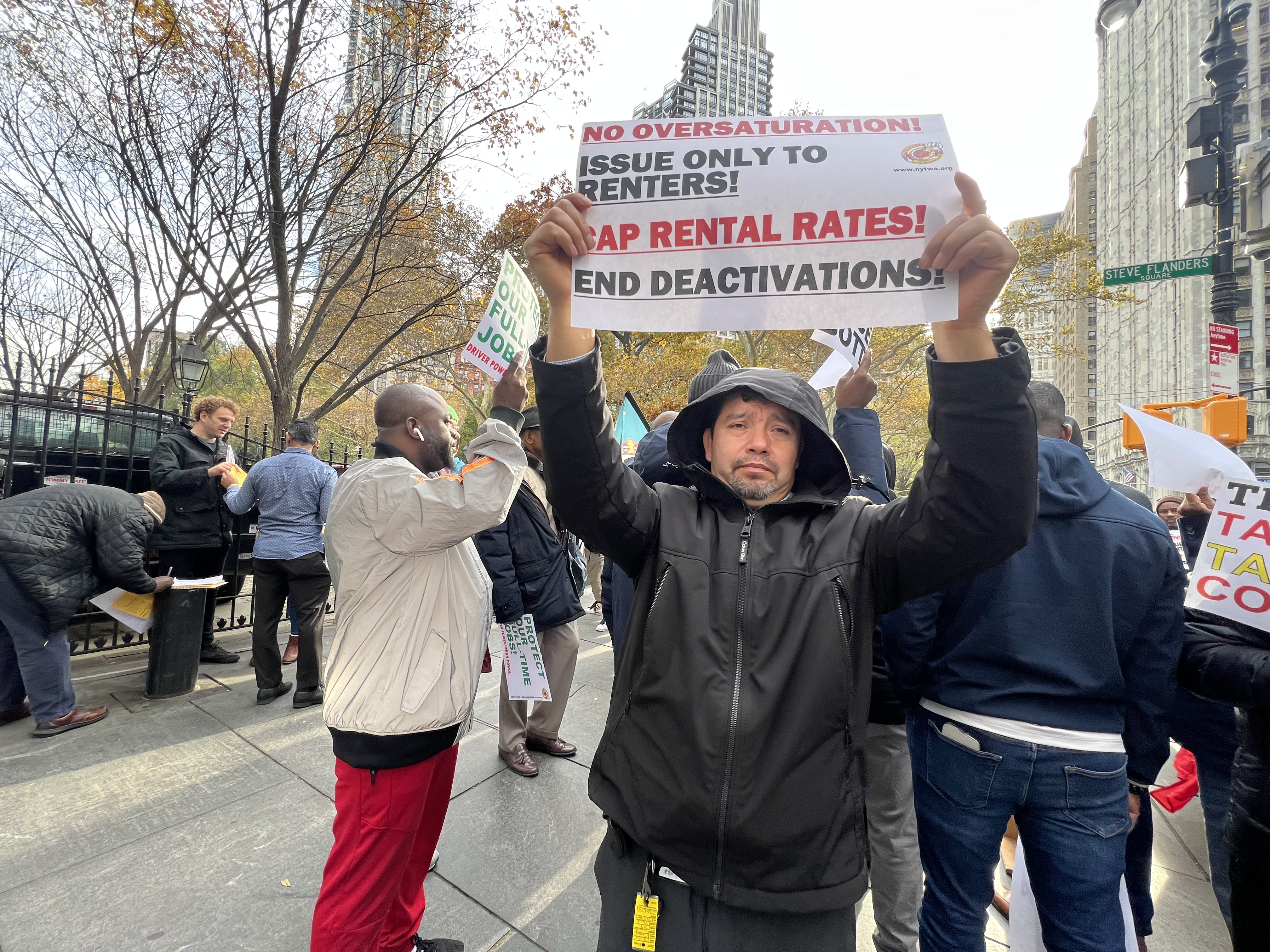 Conductores de Uber y taxistas de NYC exigen protecciones para mantener  jornadas laborales completas e ingresos decentes - El Diario NY