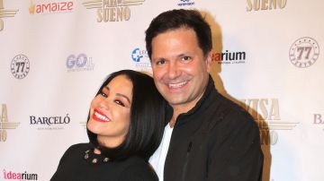 La venezolana Carolina Sandoval junto a su esposo Nick Hernández.