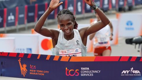 Hellen Obiri al llegar a la meta del Maratón de Nueva York.