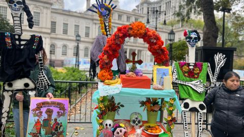 Altar de muertos para exigir que se revele cuántos trabajadores excluidos murieron en la pandemia en NY