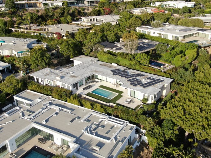 La casa en Beverly Hills tiene todas las comodidades que Matthew Perry necesitaba.