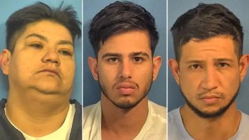 Tres de los cinco hombres capturados por la policía.
