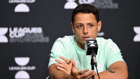 “Yo sería mejor piloto que tú futbolista”: Chicharito Hernández se saca la espina con Checo Pérez