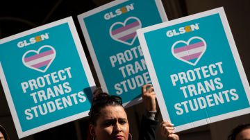 La comunidad estudiantil protestó para que incluyeran al actor trans.