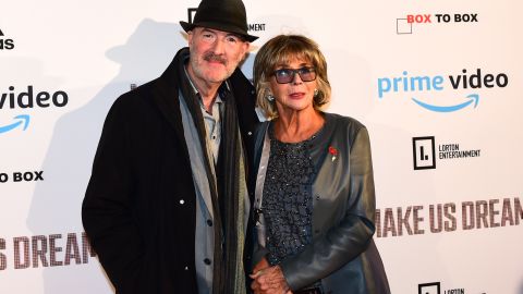 El actor Dean Sullivan junto a la actriz Sue Johnston.