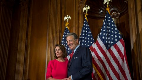 Nancy Pelosi, expresidenta de la Cámara de Representantes, y su esposo Paul Pelosi.