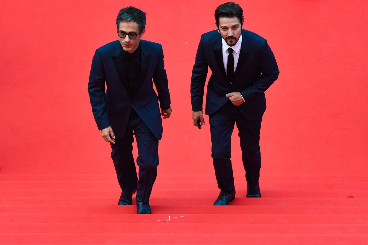 Gael García y Diego Luna desfilando por una alfombra roja.