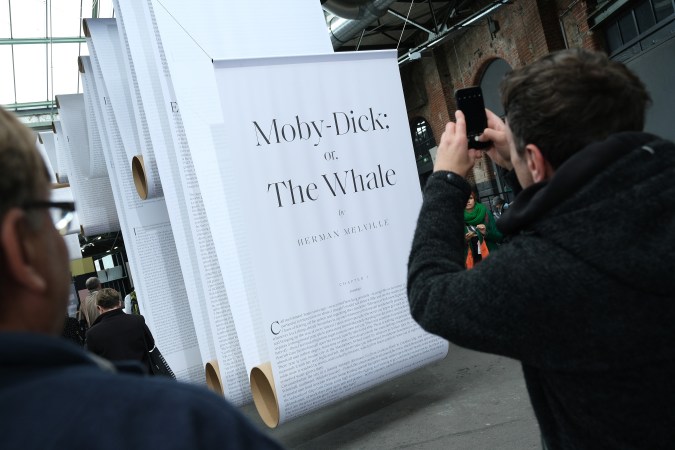 Visitantes se detienen para fotografiar una copia enrollada gigante de la novela "Moby Dick" en la serie de conferencias en Berlín, Alemania. (Foto de Sean Gallup/Getty Images)