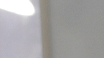 Britney Spears y Sam Asghari posando en una alfombra roja.