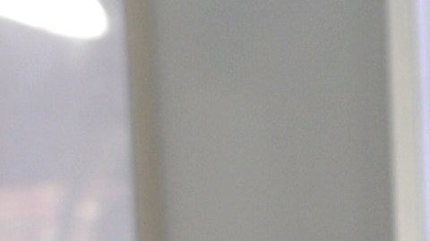 Britney Spears y Sam Asghari posando en una alfombra roja.