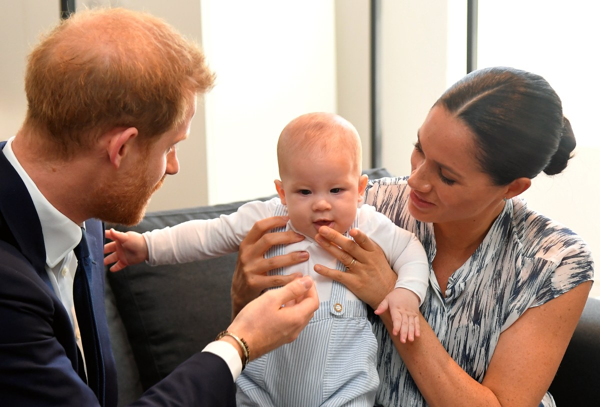 Meghan Markle y el príncipe Harry presentando a su hijo Archie.