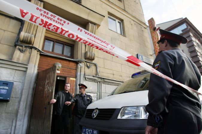 Investigadores de la policía rusa trabajan en el lugar del asesinato de la periodista Anna Politkovskaya en Moscú, 07 de octubre de 2006, una mujer conocida por su cobertura crítica de la guerra en Chechenia.(NATALIA KOLESNIKOVA/AFP vía Getty Images)
