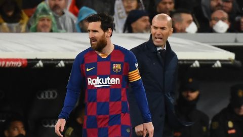 Lionel Messi (I) y Zinedine Zidane durante un Clásico entre Real Madrid y Barcelona en 2020.