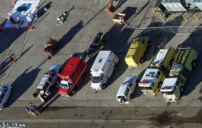 Los cuerpos de emergencia llegaron a la zona donde "un gran deslizamiento de tierra" dejó a varias personas desaparecidas y al menos un muerto, según informaron las autoridades. (Photo by HECTOR MATA/AFP via Getty Images)