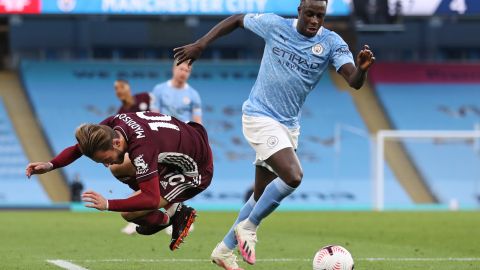 Benjamin Mendy (d) en un partido entre el Manchester City y el Leicester City en 2020.