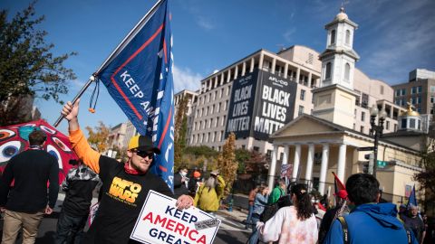 Fisher dijo que Trump, a diferencia de los demócratas, no sigue políticas racistas.