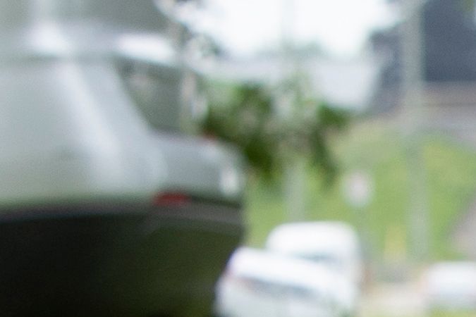Las familias presentan sus respetos el 8 de junio de 2021 en un monumento improvisado cerca del lugar donde el hombre que conducía una camioneta atropelló y mató a cuatro miembros de una familia musulmana en London, Ontario, Canadá. (Foto de NICOLE OSBORNE/AFP vía Getty Images)