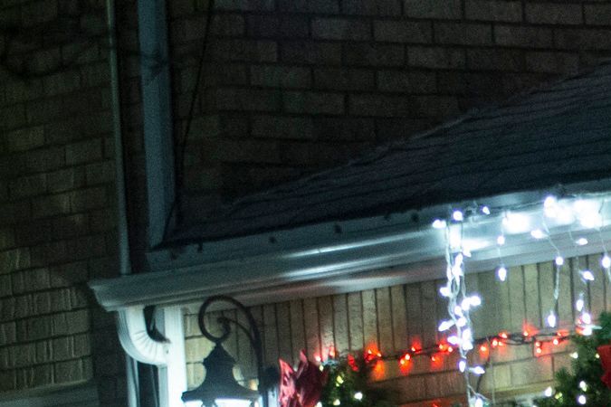 La gente visita luces y adornos navideños en el barrio de Dyker Heights en Brooklyn, Nueva York. (Foto de KENA BETANCUR/AFP vía Getty Images)