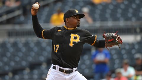 Yerry De Los Sants durante un encuentro de Pittsburgh Pirates ante Colorado Rockies.