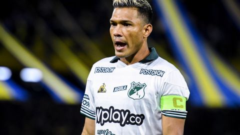 Futbolista colombiano recibió dura sanción por "tocar de manera indebida" a una mujer en pleno partido