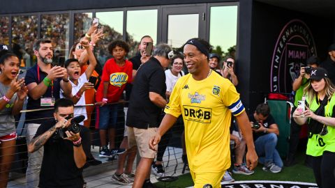 Ronaldinho durante un encuentro amistoso en el DRV PNK Stadium de Miami.