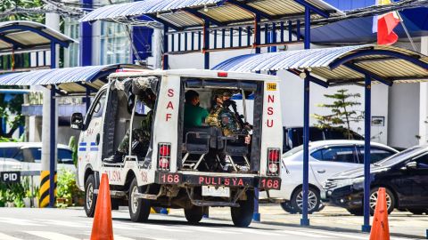 La policía de Filipinas llegó al lugar del incidente.