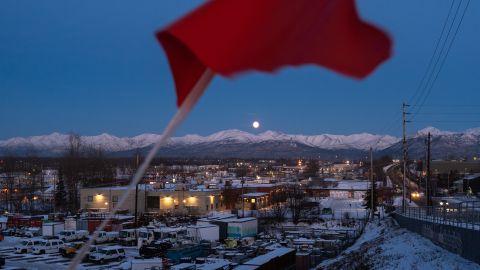 Al menos un muerto en Alaska por deslizamiento de tierra.