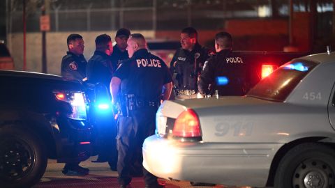 La policía encontró evidencia de ropa y toallas empapadas de sangre y otras evidencias de sangre.