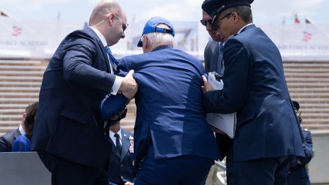“Es un incompetente”: Donald Trump se burló de las dificultades de Joe Biden para subir escaleras