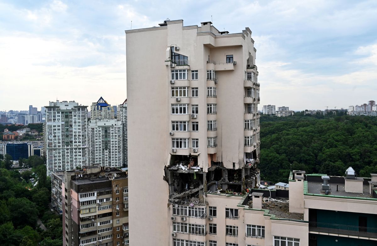 Rescatistas trabajan en un edificio de 24 pisos parcialmente destruido como resultado de ataques con misiles en la ciudad central de Dnipro. (Foto de SERGEI SUPINSKY/AFP vía Getty Images)