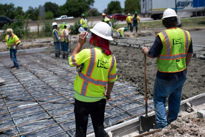 Estados Unidos provee visas temporales para trabajadores extranjeros que cubren puestos de trabajo esenciales que están vacantes.