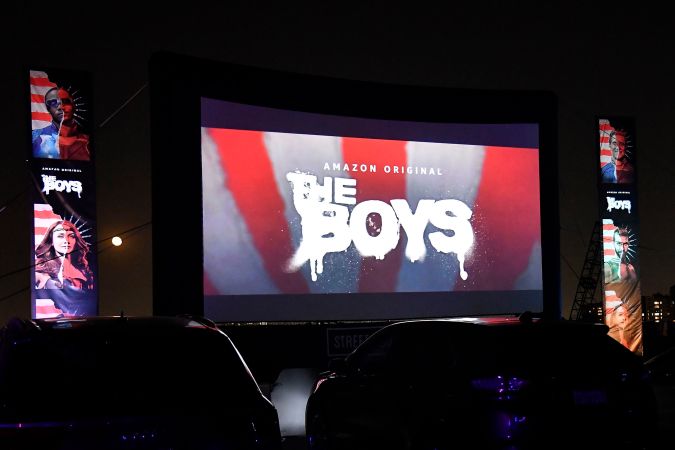 The Boys siendo proyectada en un autocinema.