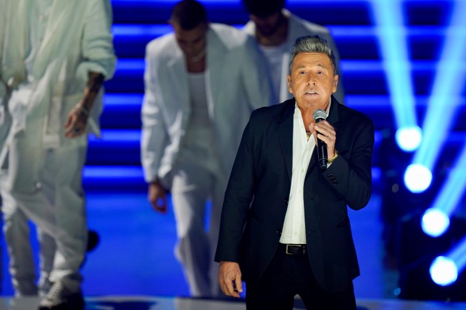 Ricardo Montaner actuando en un show en vivo.
