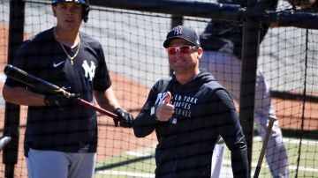 Venezolano Carlos Mendoza asumirá el mando de los New York Mets en la campaña 2024