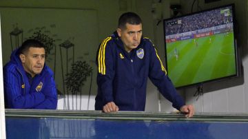 Juan Román Riquelme mira un encuentro de Boca Juniors ante Monagas SC en La Bombonera.