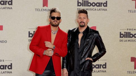 Mau y Ricky posando en una alfombra roja.