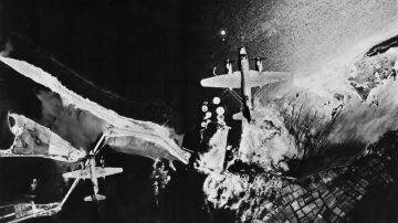 Aviones estadounidenses en durante un ataque en la Segunda Guerra Mundial.