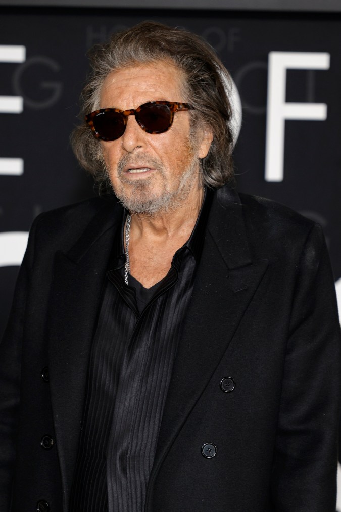 Al Pacino posando en la alfombra roja de House of Gucci.