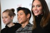 En la imagen aparecen Pax Thien Jolie-Pitt, en medio de su hermana Shiloh Jolie-Pitt y su madre la actriz Angelina Jolie.