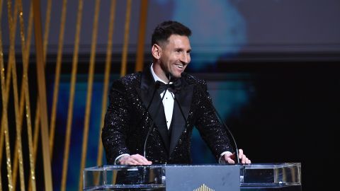 Messi habla al público luego de ganar su 8vo Balón de Oro.