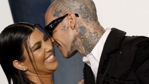 Kourtney Kardashian y Travis Barker celebran el nacimiento de su bebé.