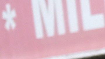 Los agentes de la Unidad de Servicios de Emergencia para sacar la camioneta atrapada de la escalera.