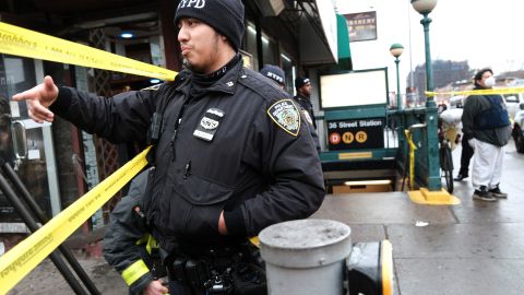 Los agentes de la Unidad de Servicios de Emergencia para sacar la camioneta atrapada de la escalera.