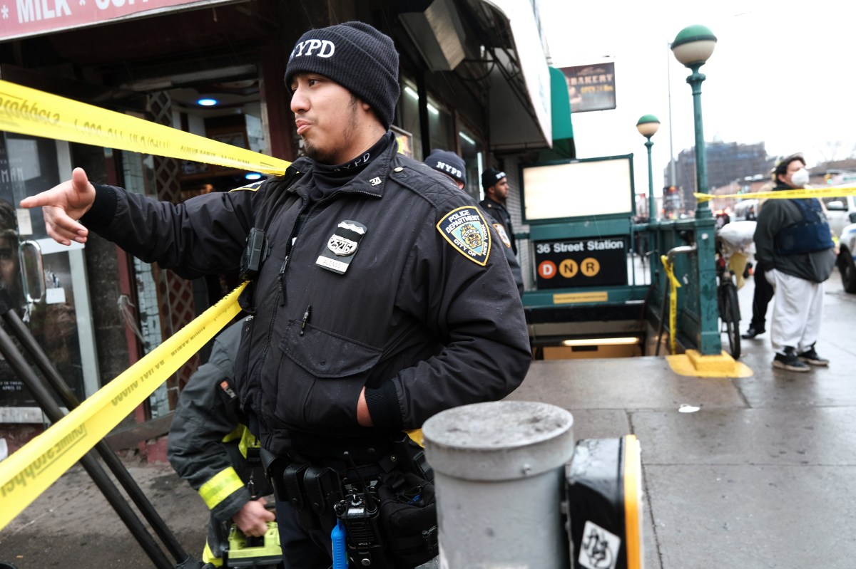 Drunk Hispanic man is arrested after crashing and trying to go down the stairs with his vehicle in a NYC subway station – El Diario NY