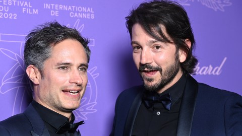 Gael García y Diego Luna caminando por una alfombra roja.