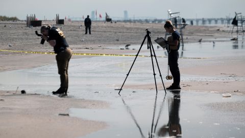 Las autoridades recibieron una llamada en la que se hablaba del descubrimiento de un torso humano, con las piernas aún unidas.