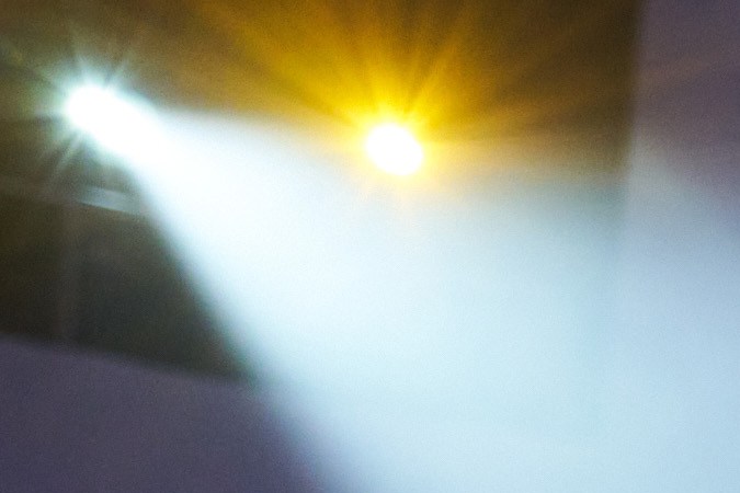 Jamie Foxx hablando durante un evento nocturno.