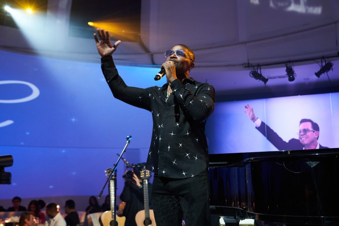 Jamie Foxx hablando durante un evento nocturno.