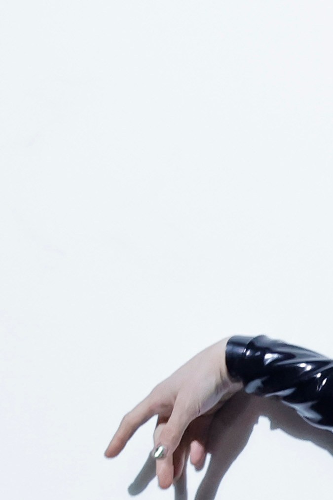 Rosalía actuando en uno de sus shows.